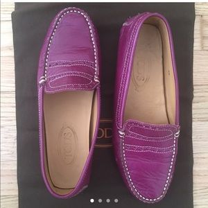 Tod’s leather driving loafer. Purple color.
